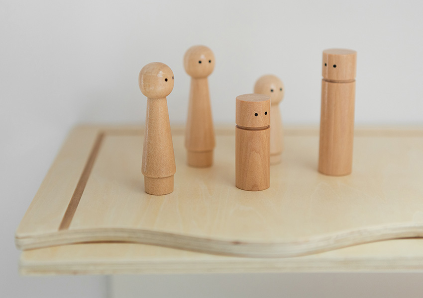 Holzfiguren als Symbol für Coaching in Teams und Organisationen