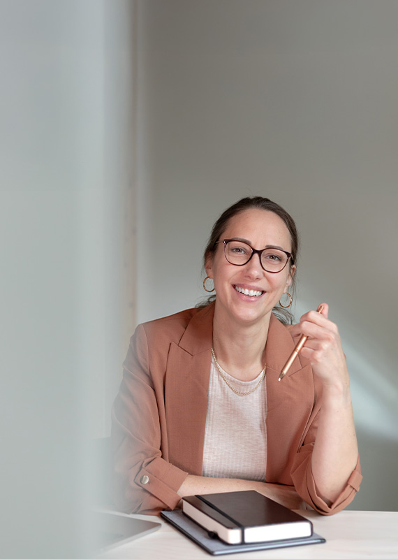 Simone Prösch-Eichstädt sitzt am Schreibtisch und ist bereit für die nächste Coaching Session in Braunschweig