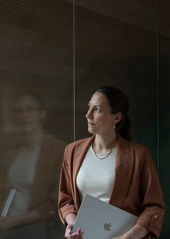 Simone Prösch-Eichstädt schaut konzentriert durchs Fenster