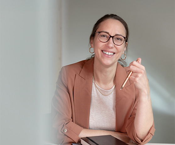 Simone Prösch-Eichstädt sitzt am Schreibtisch und ist bereit für die nächste Coaching Session in Braunschweig