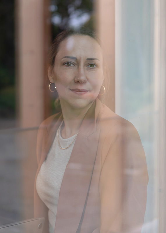 Simone Prösch-Eichstädt schaut durch Fensterscheibe